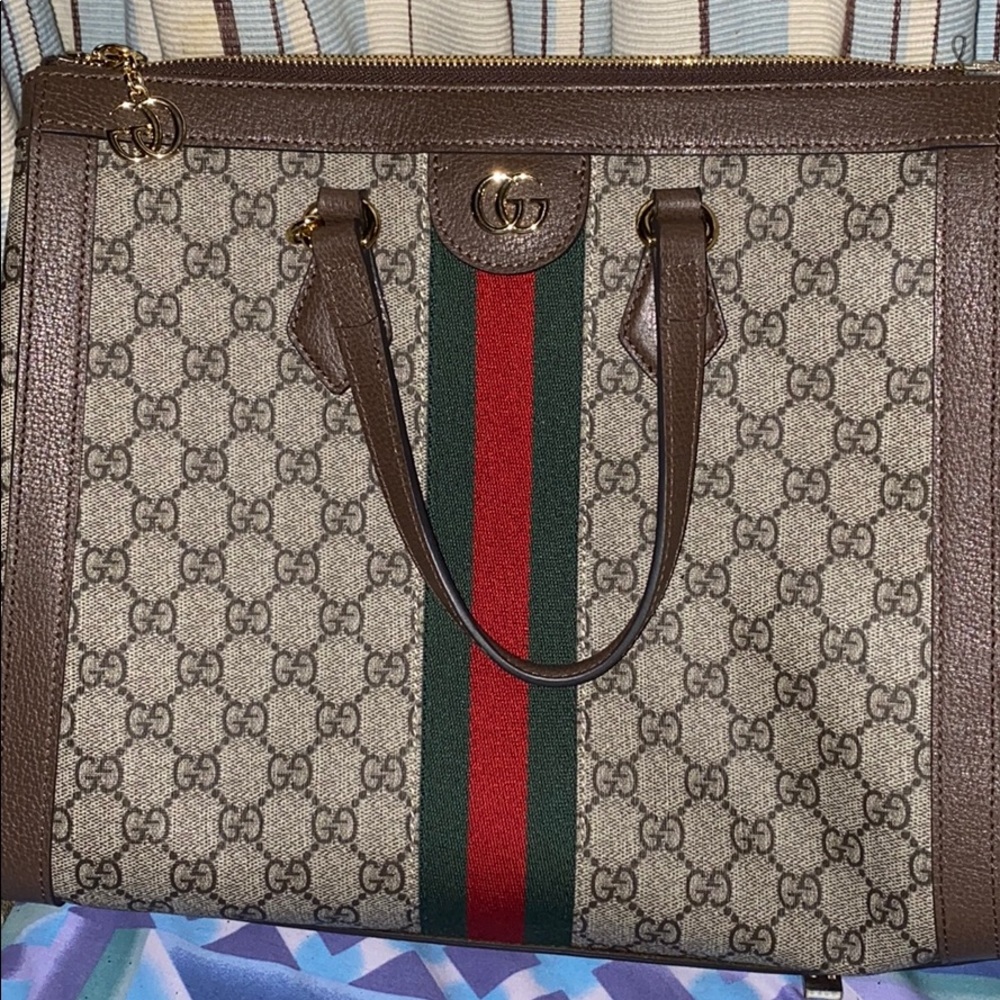Gucci medium sized purse really good condition!!
